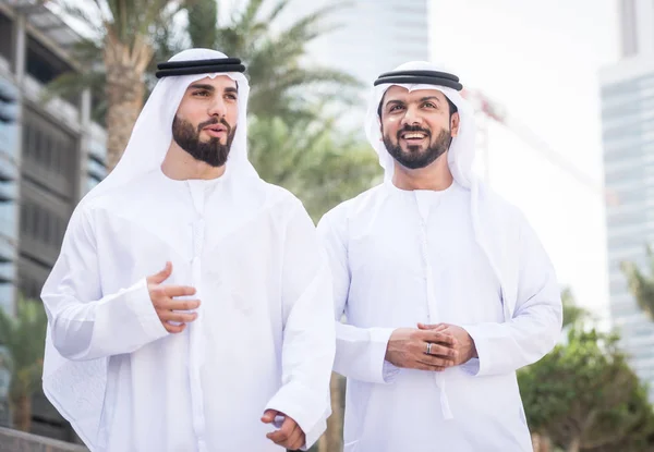 Arab Férfiak Találkozó Beszélünk Üzleti Üzletemberek Portré Dubaiban — Stock Fotó