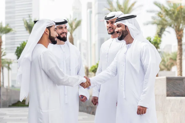 Arabskich Mężczyzn Spotkania Rozmowy Biznesie Portret Biznesmenów Dubaju — Zdjęcie stockowe