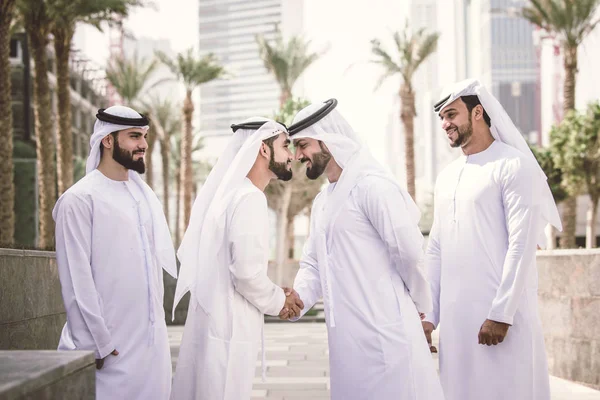 Homens Árabes Encontrando Falando Sobre Negócios Retrato Empresários Dubai — Fotografia de Stock