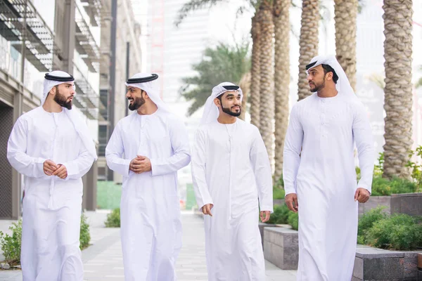 Hombres Árabes Reunidos Hablando Negocios Retrato Hombres Negocios Dubai —  Fotos de Stock