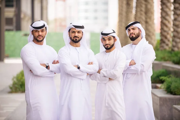 Арабських Чоловіків Засіданні Говорити Про Бізнес Бізнесмени Портрет Дубаї — стокове фото