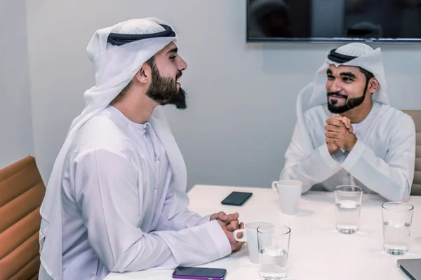 Homens Árabes Encontrando Falando Sobre Negócios Retrato Empresários Dubai — Fotografia de Stock