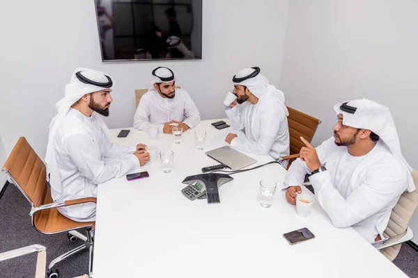 Homens Árabes Encontrando Falando Sobre Negócios Retrato Empresários Dubai — Fotografia de Stock