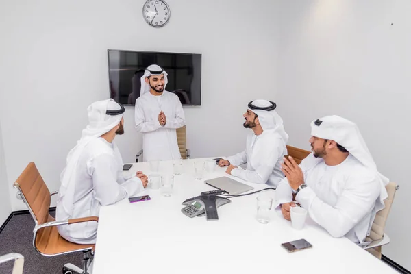 Homens Árabes Encontrando Falando Sobre Negócios Retrato Empresários Dubai — Fotografia de Stock