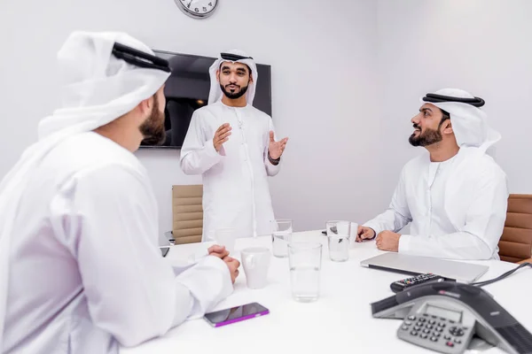 Des Hommes Arabes Rencontrent Parlent Affaires Portrait Hommes Affaires Dubaï — Photo