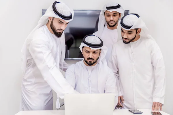 アラビアの男性会議とビジネス ドバイのビジネスマン ポートレートの話 — ストック写真
