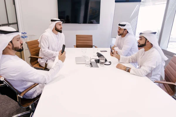 Homens Árabes Encontrando Falando Sobre Negócios Retrato Empresários Dubai — Fotografia de Stock