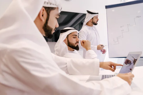 Homens Árabes Encontrando Falando Sobre Negócios Retrato Empresários Dubai — Fotografia de Stock