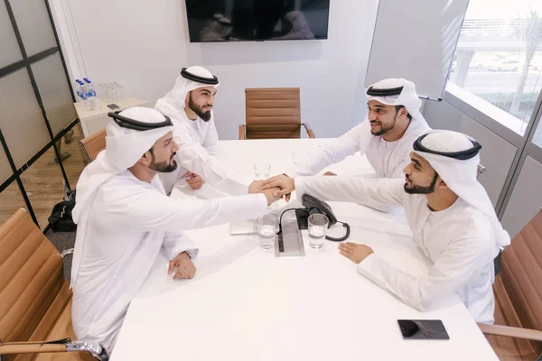Hombres Árabes Reunidos Hablando Negocios Retrato Hombres Negocios Dubai — Foto de Stock