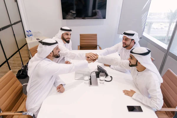 Hombres Árabes Reunidos Hablando Negocios Retrato Hombres Negocios Dubai — Foto de Stock