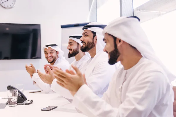 Arabskich Mężczyzn Spotkania Rozmowy Biznesie Portret Biznesmenów Dubaju — Zdjęcie stockowe