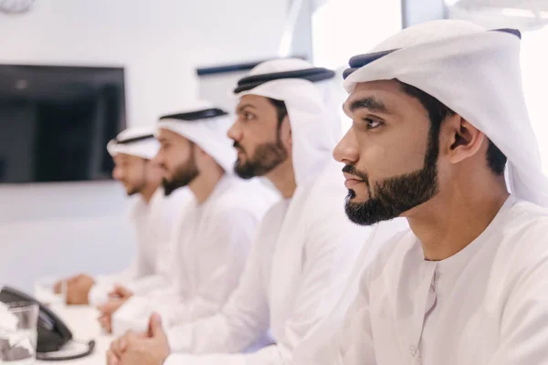 Hombres Árabes Reunidos Hablando Negocios Retrato Hombres Negocios Dubai —  Fotos de Stock