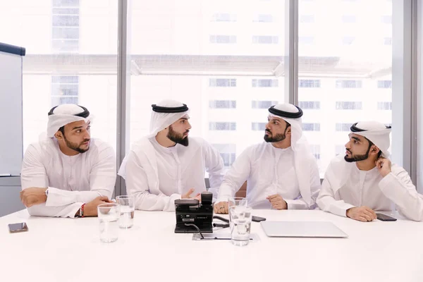 Homens Árabes Encontrando Falando Sobre Negócios Retrato Empresários Dubai — Fotografia de Stock