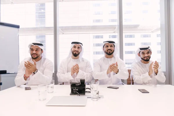 Homens Árabes Encontrando Falando Sobre Negócios Retrato Empresários Dubai — Fotografia de Stock