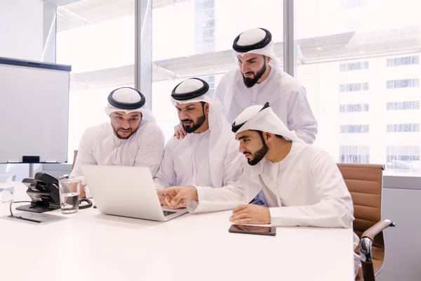 Treffen Arabischer Männer Und Gespräche Über Wirtschaft Porträt Von Geschäftsleuten — Stockfoto