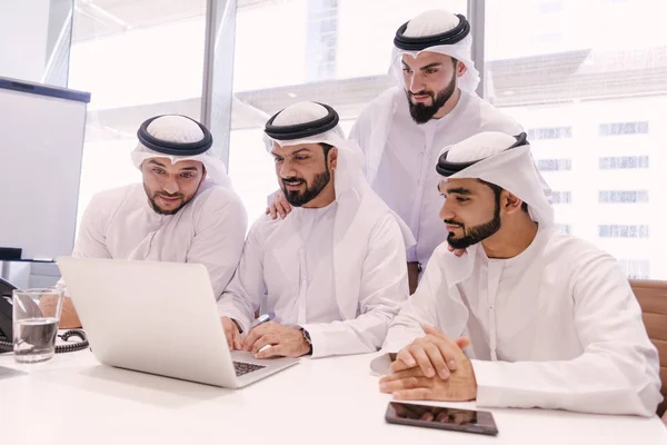 Treffen Arabischer Männer Und Gespräche Über Wirtschaft Porträt Von Geschäftsleuten — Stockfoto