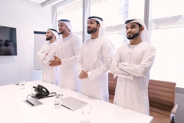 Homens Árabes Encontrando Falando Sobre Negócios Retrato Empresários Dubai — Fotografia de Stock