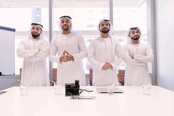 アラビアの男性会議とビジネス ドバイのビジネスマン ポートレートの話 — ストック写真