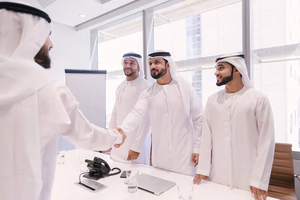 Homens Árabes Encontrando Falando Sobre Negócios Retrato Empresários Dubai — Fotografia de Stock