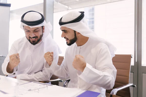 Homens Árabes Encontrando Falando Sobre Negócios Retrato Empresários Dubai — Fotografia de Stock