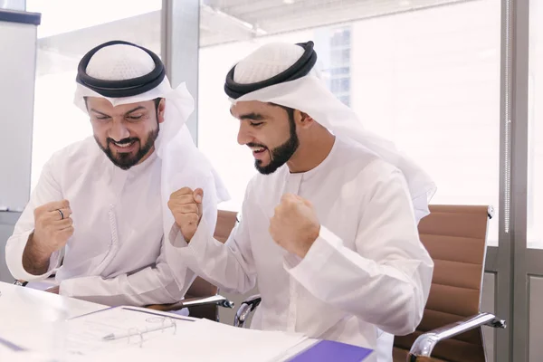 Homens Árabes Encontrando Falando Sobre Negócios Retrato Empresários Dubai — Fotografia de Stock