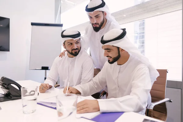 Homens Árabes Encontrando Falando Sobre Negócios Retrato Empresários Dubai — Fotografia de Stock