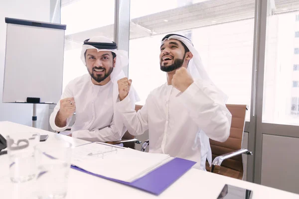 Homens Árabes Encontrando Falando Sobre Negócios Retrato Empresários Dubai — Fotografia de Stock