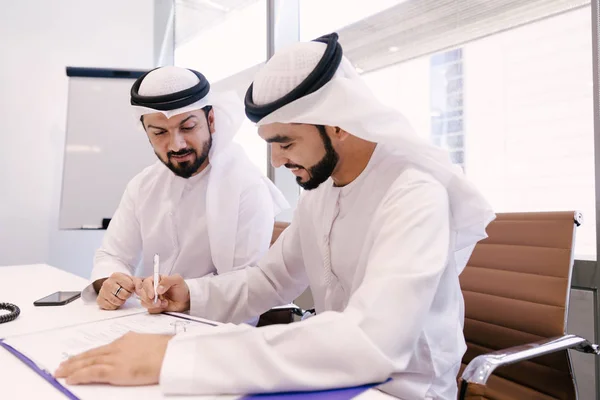 Homens Árabes Encontrando Falando Sobre Negócios Retrato Empresários Dubai — Fotografia de Stock