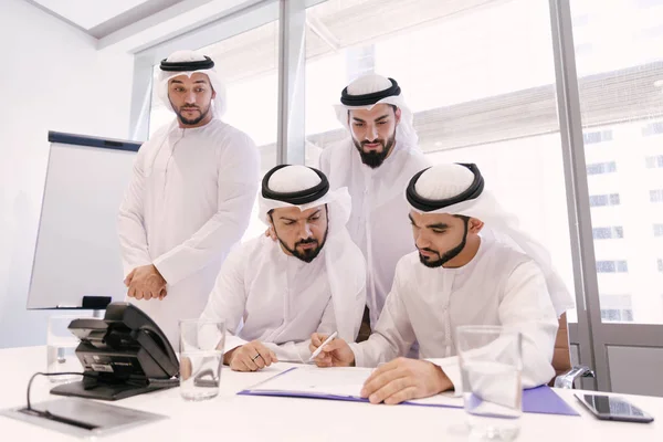 Арабських Чоловіків Засіданні Говорити Про Бізнес Бізнесмени Портрет Дубаї — стокове фото