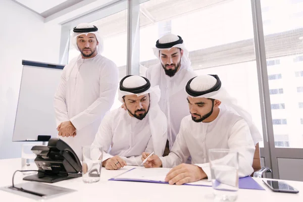 Homens Árabes Encontrando Falando Sobre Negócios Retrato Empresários Dubai — Fotografia de Stock