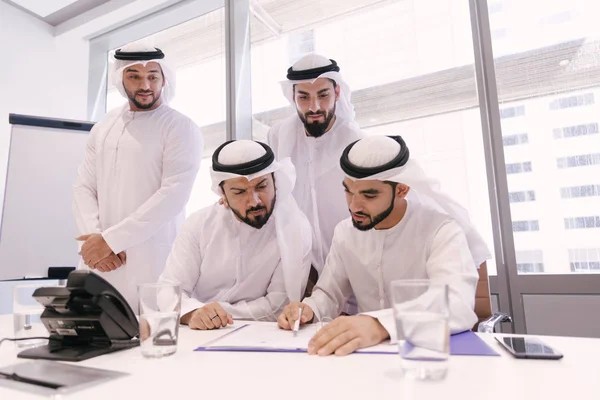 Homens Árabes Encontrando Falando Sobre Negócios Retrato Empresários Dubai — Fotografia de Stock