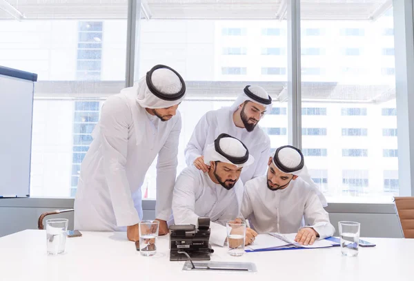 Homens Árabes Encontrando Falando Sobre Negócios Retrato Empresários Dubai — Fotografia de Stock