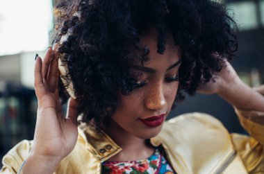 Güzel latin kadın kıvırcık saçlı, portre şehirde ayarla