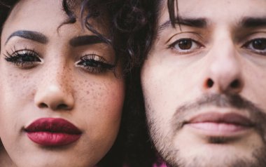 Yüzleri çok ırklı çift birlikte, yakın çekim