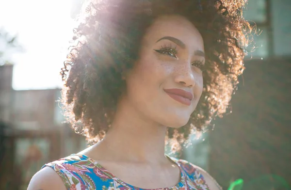 Hermosa Mujer Latina Con Cabello Rizado Retrato Ambientado Ciudad — Foto de Stock