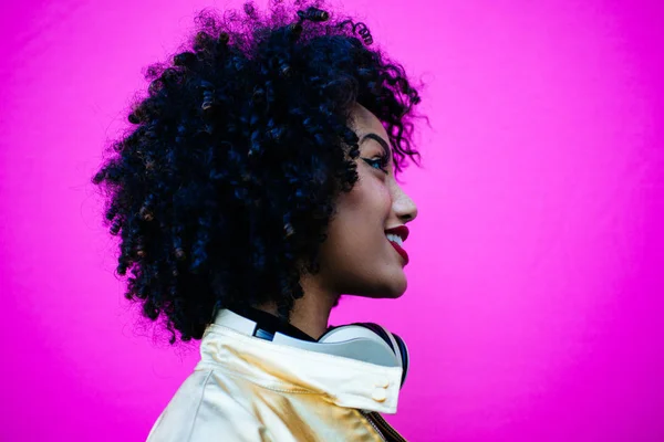 Hermosa Mujer Latina Con Cabello Rizado Retrato Ambientado Ciudad — Foto de Stock