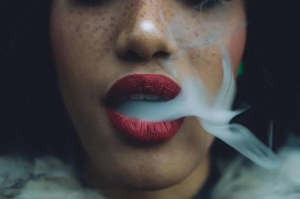 女性の喫煙は煙と口にクローズ アップ — ストック写真