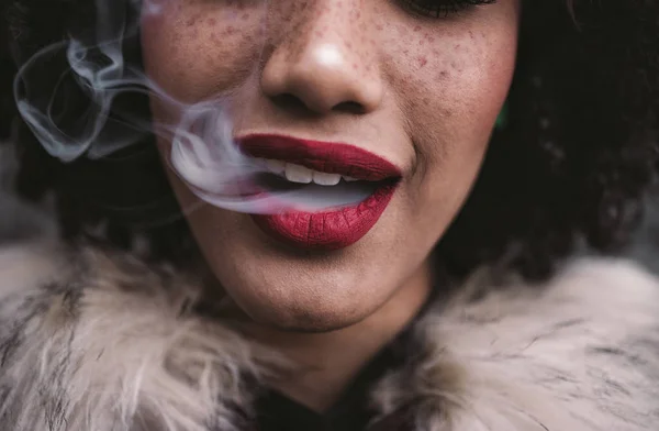 Γυναίκα Καπνισμα Εσωτερικη Στον Καπνό Και Στόμα — Φωτογραφία Αρχείου