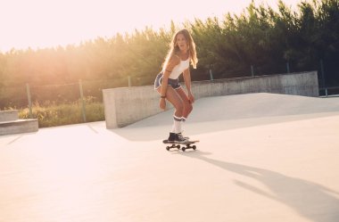 Güzel patenci kız yaşam tarzı bir skatepark anlarda