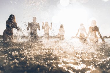 Denizde eğleniyor arkadaşlar