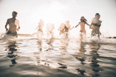 Denizde eğleniyor arkadaşlar