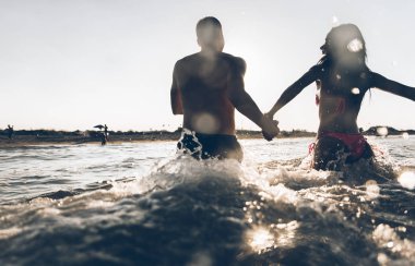 Denizde eğleniyor arkadaşlar