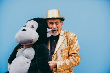 Dedesi portre renkli arka plan üzerinde