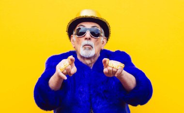 Dedesi portre renkli arka plan üzerinde