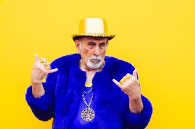 Dedesi portre renkli arka plan üzerinde