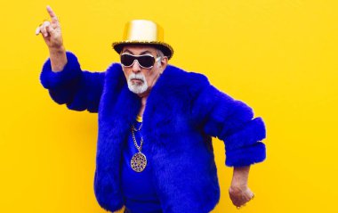 Dedesi portre renkli arka plan üzerinde