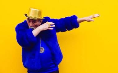 Dedesi portre renkli arka plan üzerinde