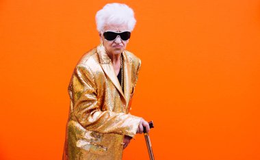 Büyükanne portre renkli arka plan üzerinde