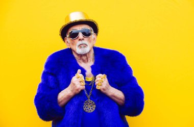 Dedesi portre renkli arka plan üzerinde