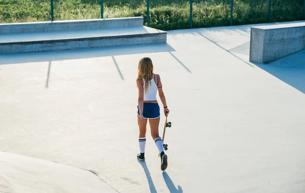 Bellissimi Momenti Stile Vita Skater Girl Uno Skatepark — Foto Stock